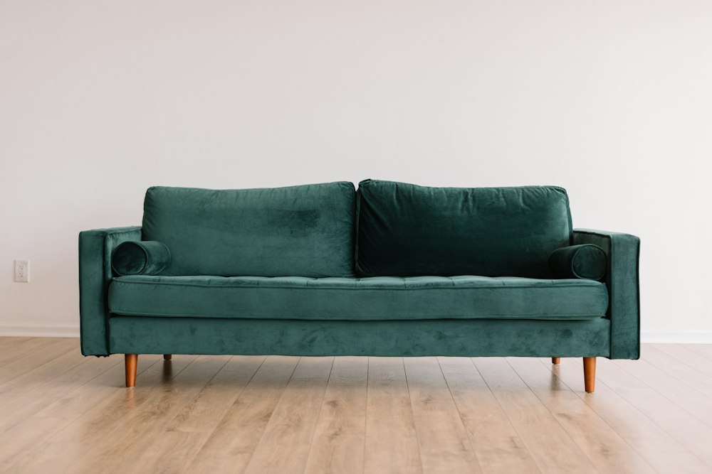 Sofa Văng Nhung Xanh Rêu 3 Chỗ Chân Gỗ